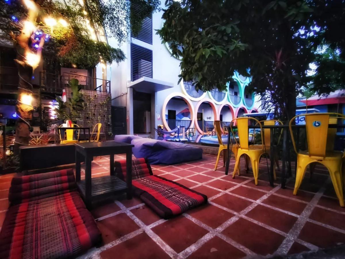 Revolution Siem Reap Hostel Ngoại thất bức ảnh