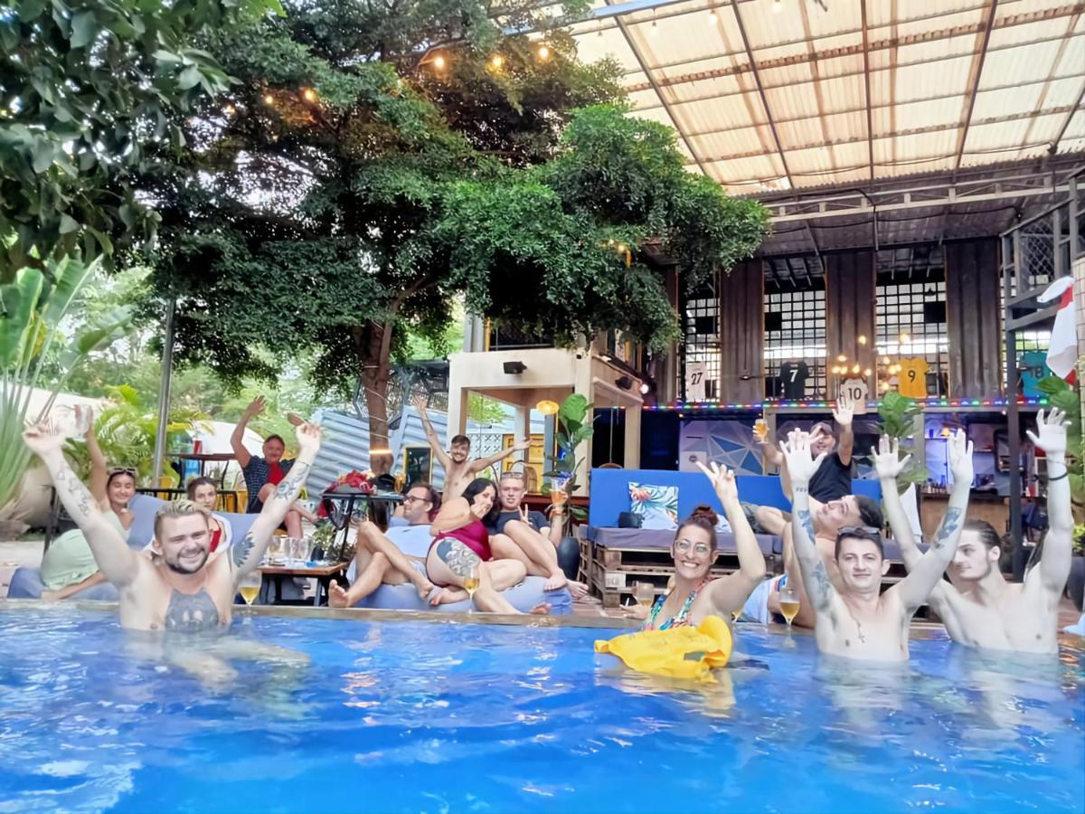Revolution Siem Reap Hostel Ngoại thất bức ảnh
